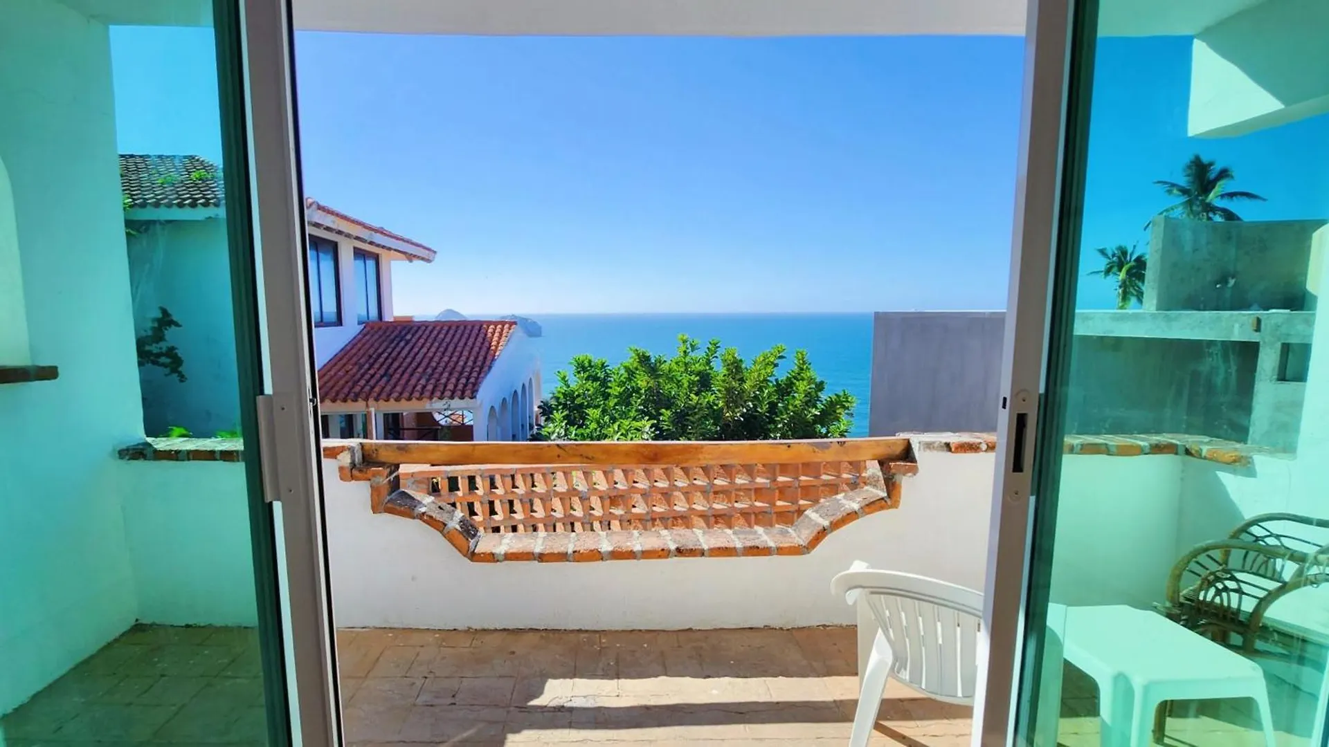 Hill House Mazatlan - Bed & Breakfast