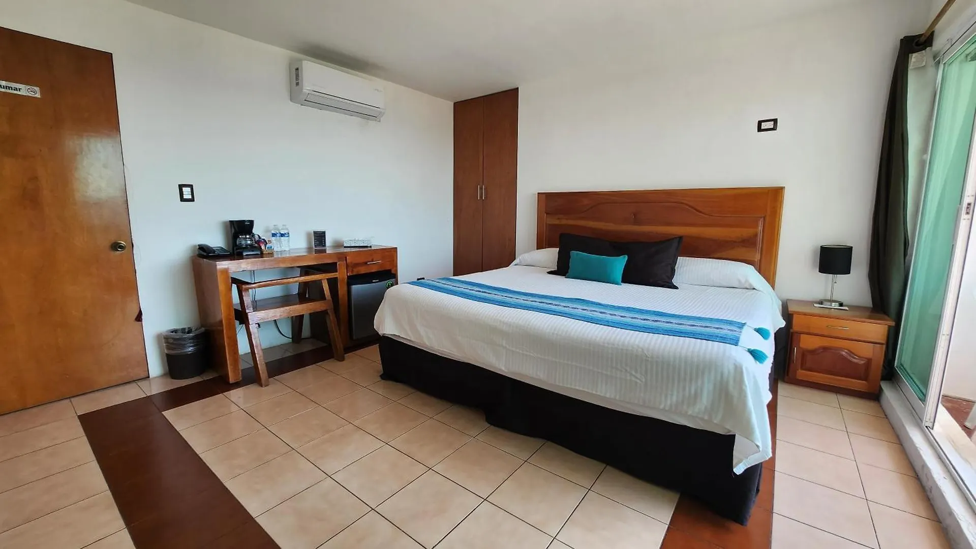 Hill House Mazatlan - Bed & Breakfast