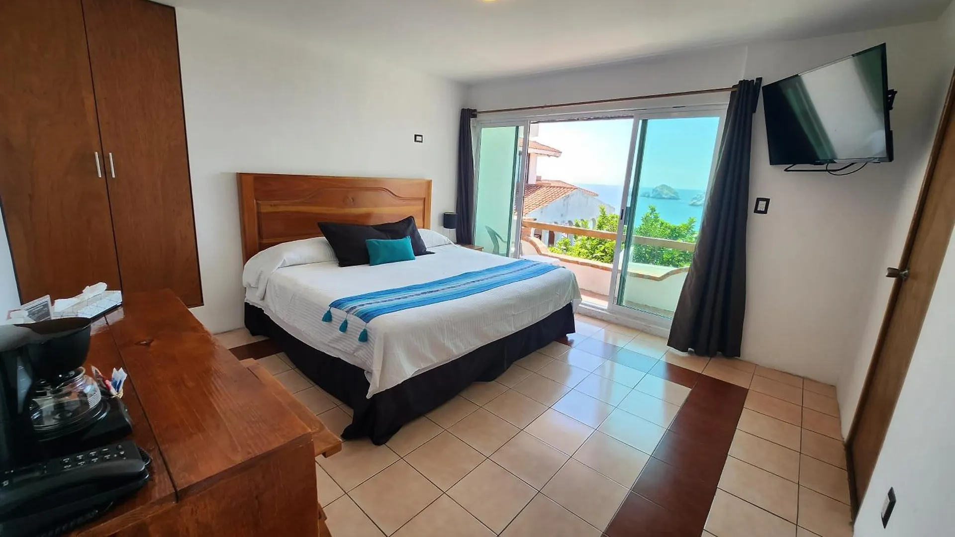 Hill House Mazatlan - Bed & Breakfast